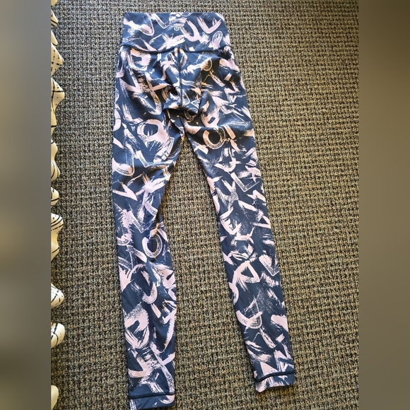 Lululemon Athletica Pink and Black Patterned Leggings - Picture 7 of 14